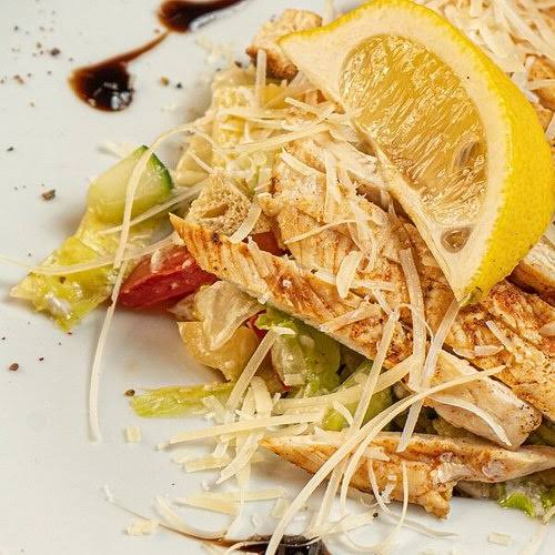 Cézár saláta: salátaalap, parmezán, roston sült csirkemell, fokhagymás zsemlekockák, mediterrán öntet - Fanyüvő Étterem