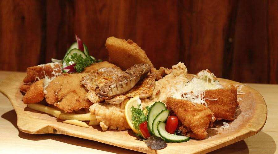 Fanyüvő tál két személyre, baconös zöldségekkel töltött rántott csirkemell és ínycsiklandó köretek