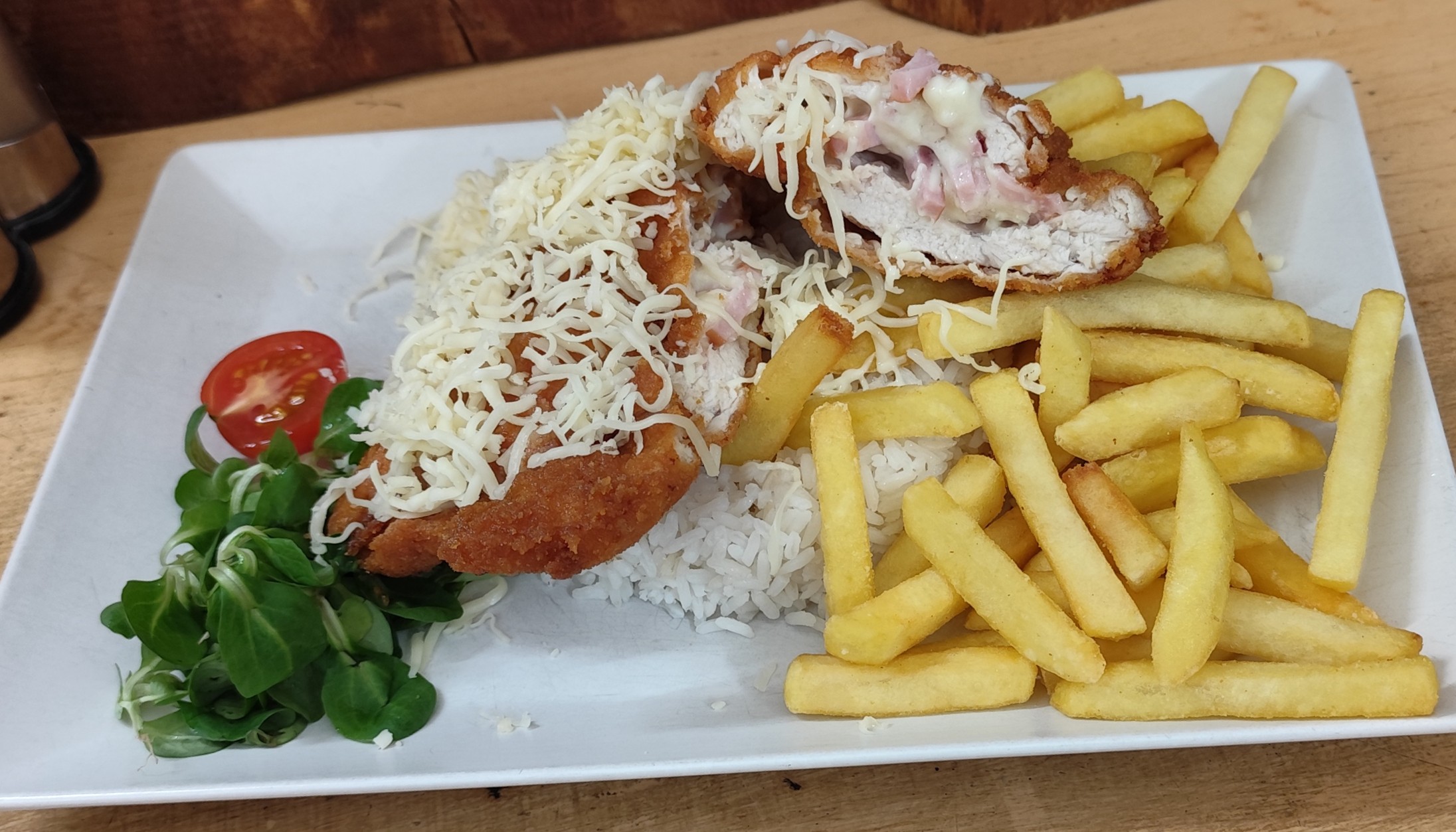 Cordon Bleu: sonkával és sajttal töltött rántott csirkemell, Fanyüvő Étterem ínycsiklandó étkezés