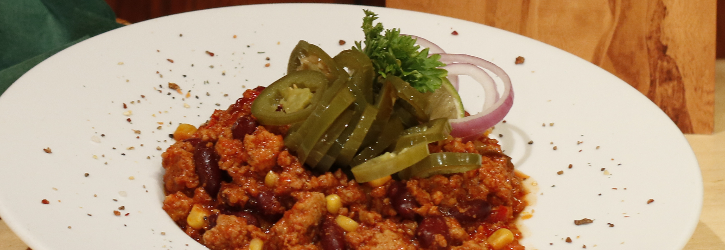 Chili con carne tortillachipsszel, ízletes sertés étel a Fanyüvő Étteremben