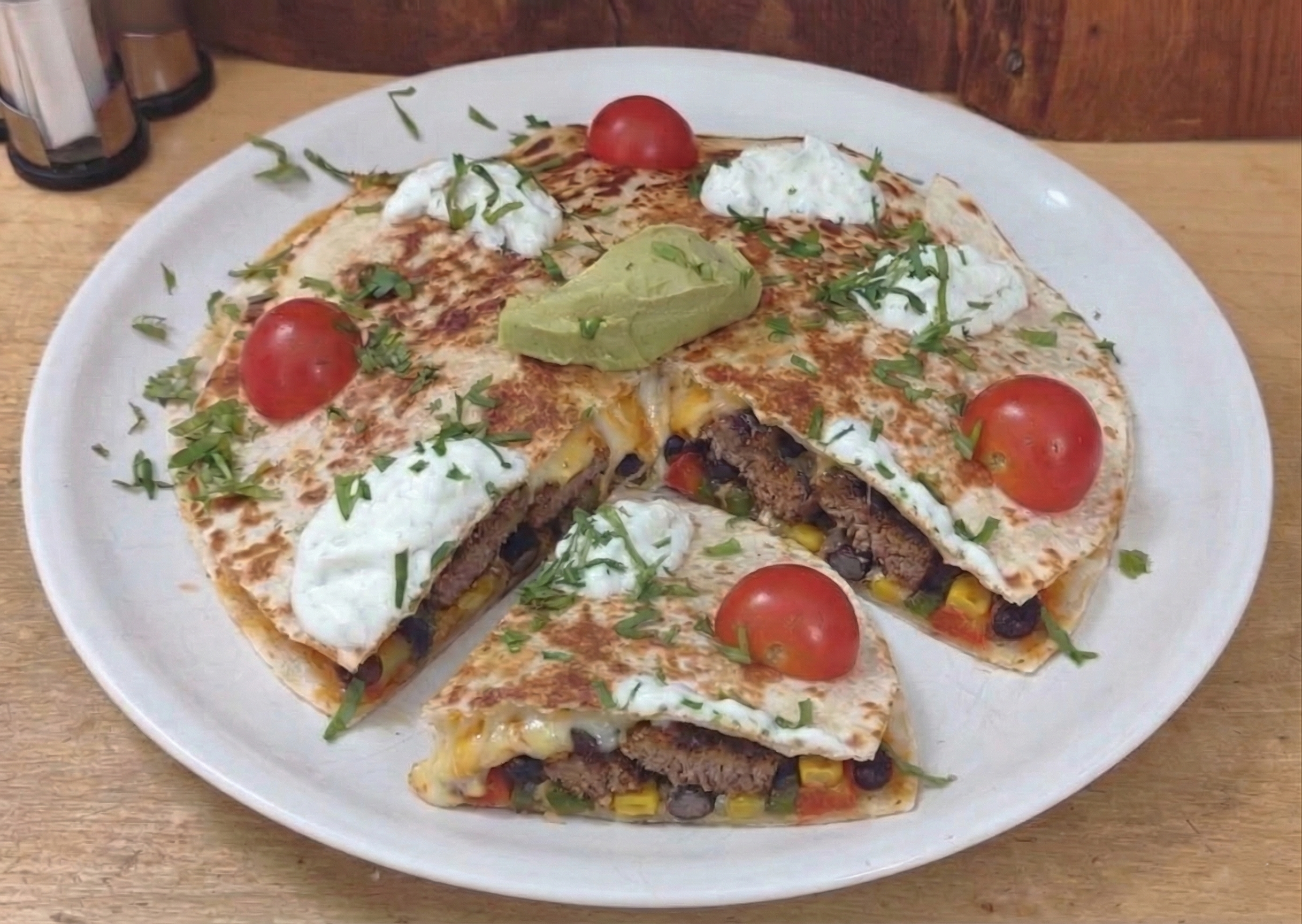 Hátszínes quesadilla sült marhahússal, sajttal és friss zöldségekkel a Fanyüvő Étterem éttermében