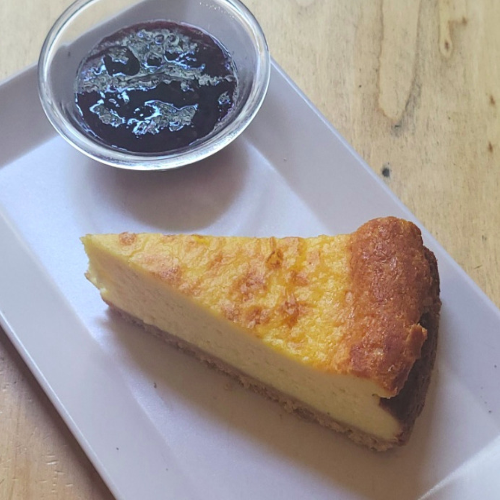 Házi sajttorta áfonyalekvárral, édes desszert Fanyüvő Étterem kínálatában