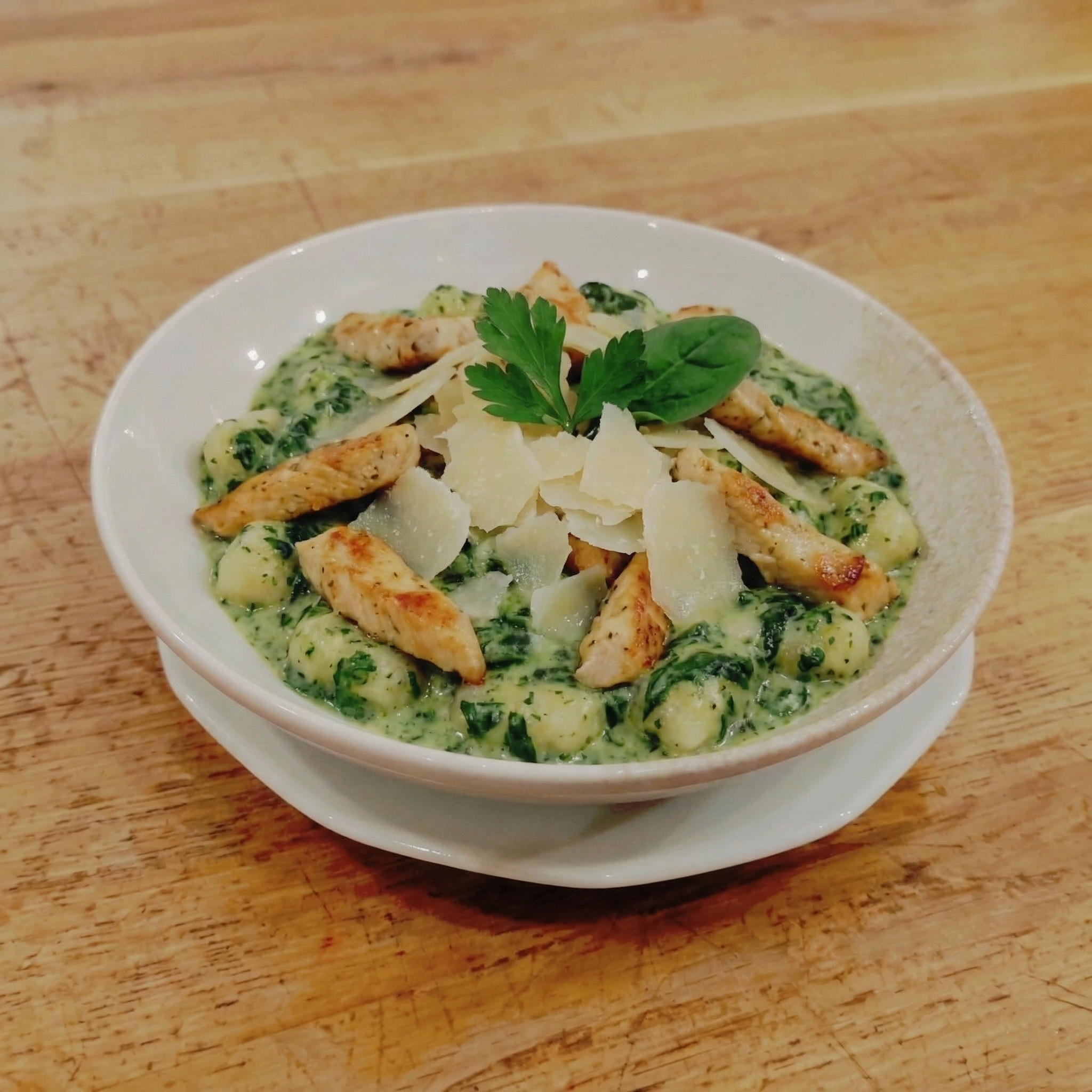 "Parajos gnocchi csirkemellel és parmezánforgácsokkal, Fanyüvő Étterem éttermében"