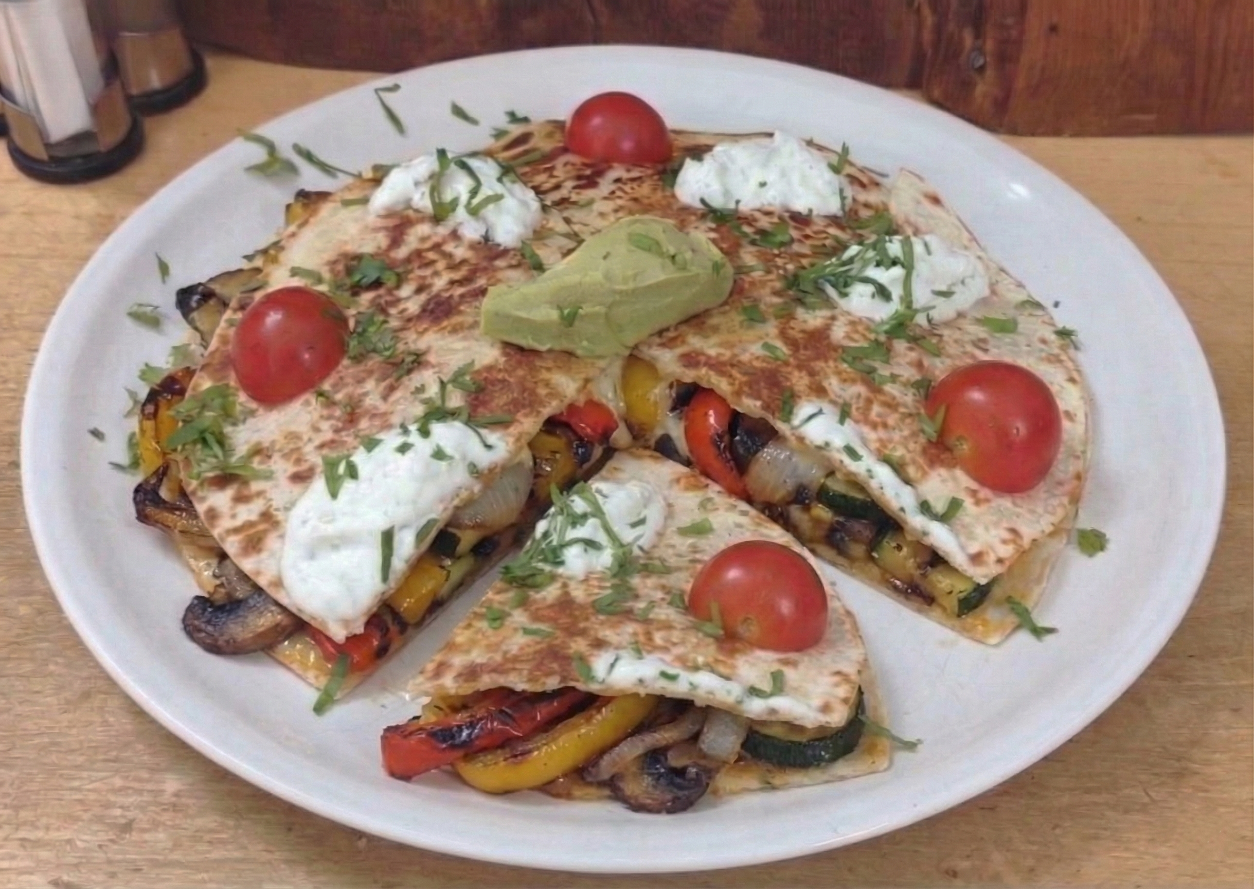 Vegetáriánus quesadilla: sajt, pesto, sült zöldségek és avokádókrém gazdag ízvilágban a Fanyüvő Étteremben